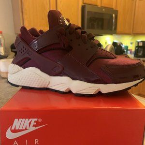 Nike Womens Huraches size 7.  New with box